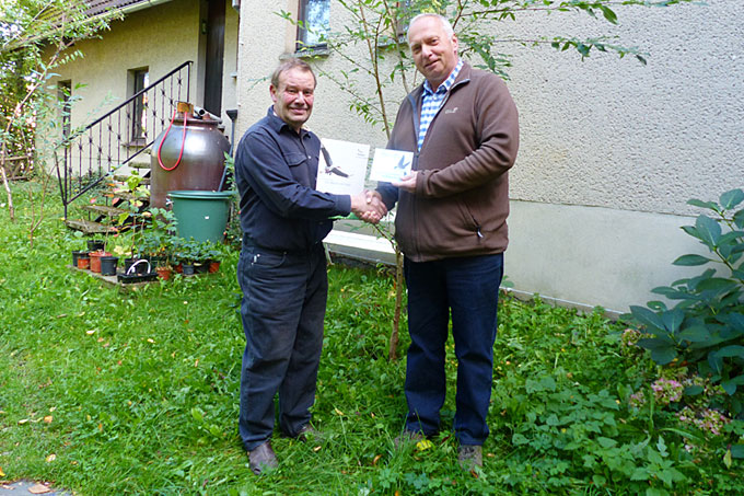 Andreas Ludwig (links) nimmt von Werner Klauke vom NABU Niesky die Auszeichnung entgegen - Foto: Ernst Gottschlich