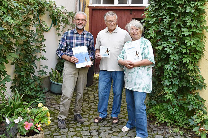 Lutz Runge (links) vom NABU Großenhain überreicht die Auszeichnung - Foto: Kathlen Runge