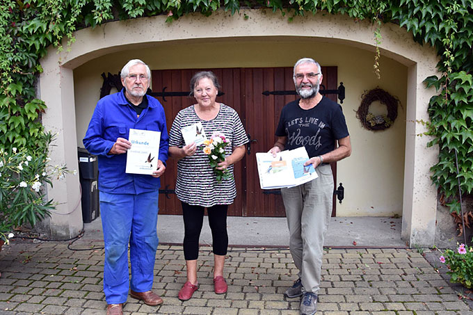 Lutz Runge (rechts) vom NABU Großenhain überreicht die Auszeichnung - Foto: Kathlen Runge