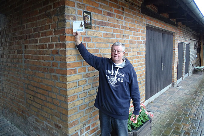 Harald Krüger mit seiner Schwalbenplakette - Foto: Christian Hoffmann