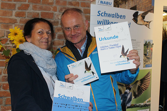 Ina Ebert vom NABU Sachsen überreicht Thomas Klepel die Auszeichnung - Foto: Birgit Gawalek