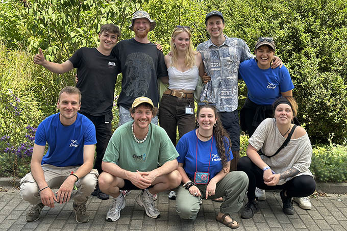 Mitarbeiter und Mitarbeiterinnen des Teams in Leipzig:  (oben v. li) Chris Kittelmann, Lukas Tschunkert, Clara Deten, Julian Fellner, Ilka Brockmüller - (unten v. li.) Julius Roedzus, Jens Wollenweber, Lynn Glaubrecht, Kea Franken  - Nicht auf dem Foto, aber ebenfalls im Team aktiv: Albert Riehl, Clara Eckhardt, Noyan Gündogdu, Clara Dierksheide, Michael Wagner, Raúl Schlegel, Wolke Trumm, Lukas Rausendorf