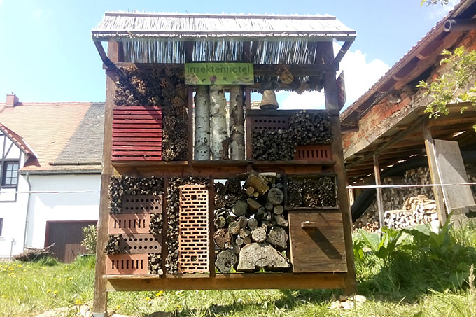 Das Insektenhotel ist fertig - Foto: Janine Kirchner