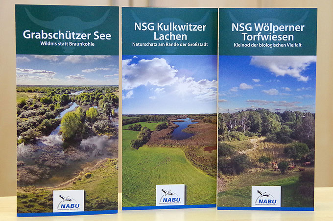 Faltblätter über die biologische Landschaftspflege in den Schutzgebieten Grabschützer See, Kulkwitzer Lachen und Wölperner Torfwiesen - Foto: Ina Ebert