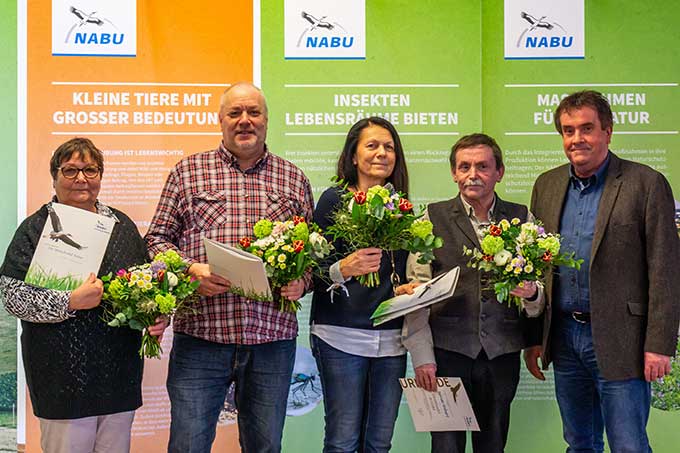 NABU-Ehrennadeln für Angelika Leonhardt, Frank Ende, Ina Ebert, Thomas Krönert. Mit Bernd Heinitz (v. l. n. r.) - Foto: Uwe Schroeder