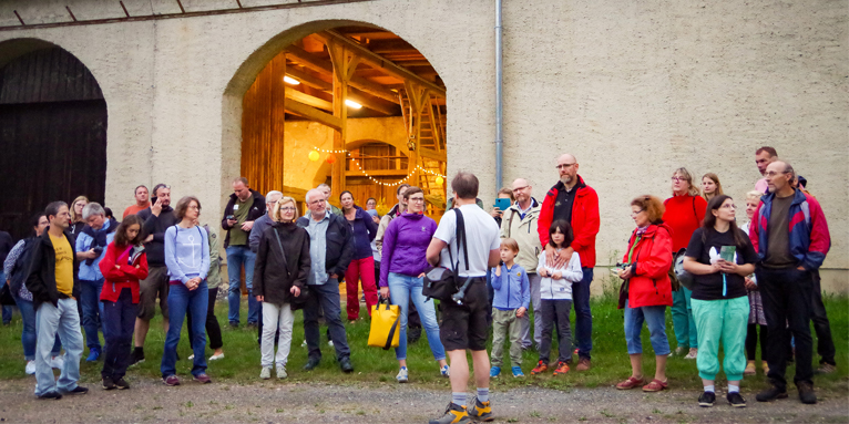 Besucherinnen und Besucher der Fledermausnacht im Kloster Altzella stehen für die Exkursion im Klosterpark bereit. Foto: Ina Ebert