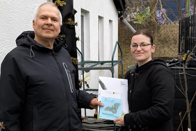 Harald Wolf, Mitglied der NABU-Gruppe Naturbewahrung Dresden, übergibt Caroline Düsterhaupt die Plakette „Fledermaus komm ins Haus“. Foto: Sebastian Düsterhaupt