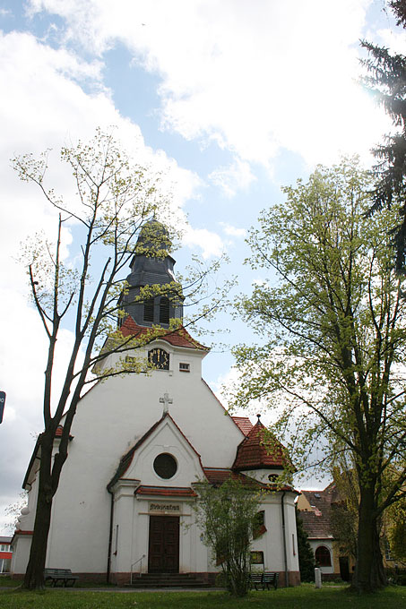 Die Altscherbitzer Kirche im April 2011 im Frühlingslicht - Foto: Ina Ebert