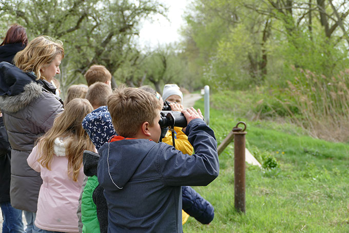 Kinder im Teichgebiet mit Fernglas - Foto: Philipp Wöhner