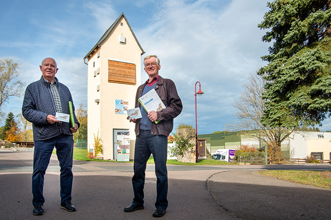 Die mit der Fledermausplakette ausgezeichneten Claus Butze und Dieter Glaber vor dem Trafohaus Klingenberg. – Foto: Ina Ebert