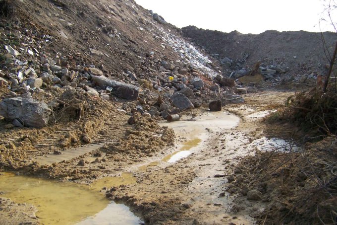 Die Verfüllung der Kiesgrube „Laußnitz 1“ mit Fremdstoffen gefährdet durch hohe Salz- und Nährstoffeinträge die Qualität des Grundwassers. - Foto: Holger Oertel