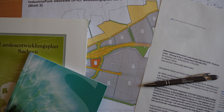 Infomaterial und Bebauungsplan Industriepark Oberelbe. – Foto: Philipp Steuer