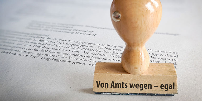 Stempel: Von Amts wegen - egal. Foto: Uwe Schroeder