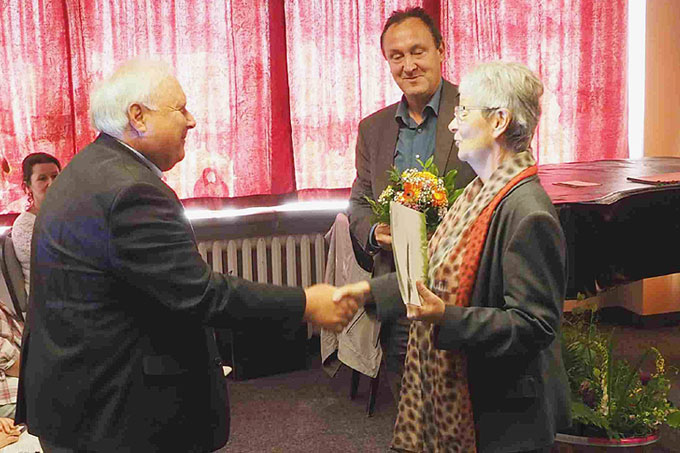 Prof. Dr. Hans-Jürgen Hardtke nimmt Glückwünsche von Christel Römer und Dr. Jan Schimkat entgegen - Foto: Dr. Wolfgang Böhnert