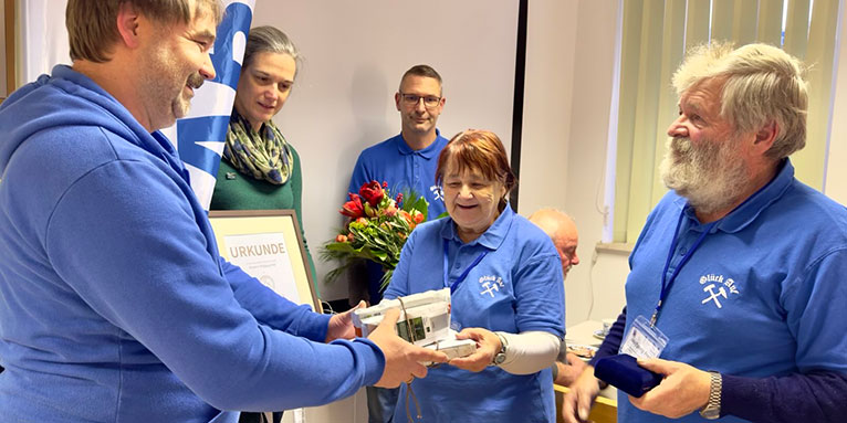 Renate und Wolfgang Prehl wird die Lina-Haehnle-Medaille überreicht. Foto: Robert Beske