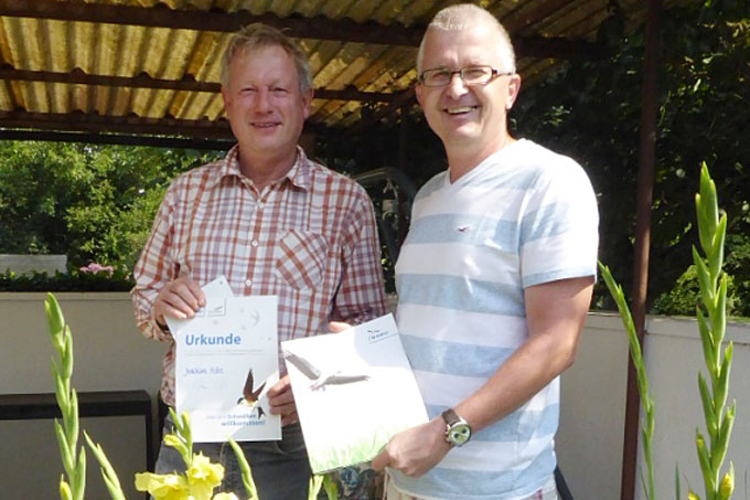 Sven Möhring (rechts) vom NABU Falkenhain überreicht Joachim Kobs die Auszeichnung - Foto: Annett Riedel