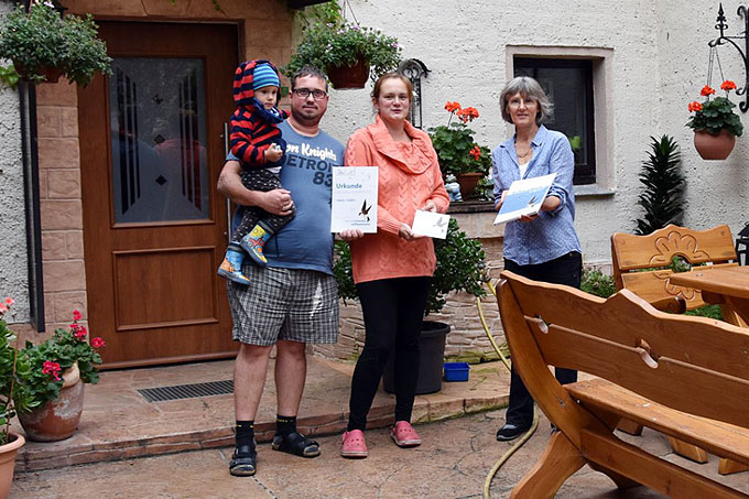 Kathlen Runge (rechts) vom NABU Großenhain mit Familie Anders - Foto: Lutz Runge
