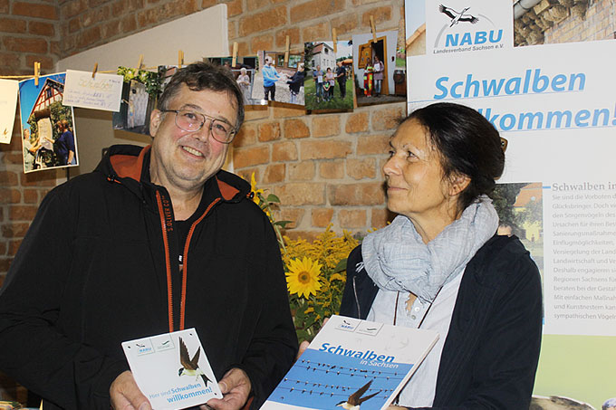 Herr Rosenberger nimmt die Auszeichnung von Ina Ebert vom NABU Sachsen entgegen - Foto: Birgit Gawalek