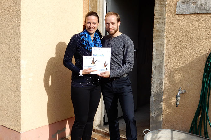 Familie May freut sich über die Auszeichnung mit der Schwalbenplakette - Foto: Marion Lehnert