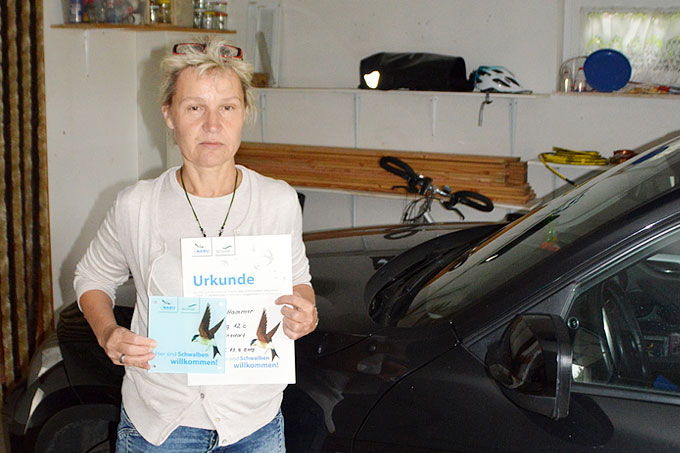 Christiane Hammer bekam ihre Auszeichnung vom NABU Erzgebirge überreicht - Foto: Lutz Röder