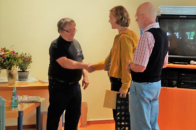 Matthias Breitfeld wird von Dr. Wolfgang Böhnert und Dr. Uta Kleinknecht gewürdigt und als neues Ehrenmitglied ausgezeichnet. – Foto: Birgit Zöphel